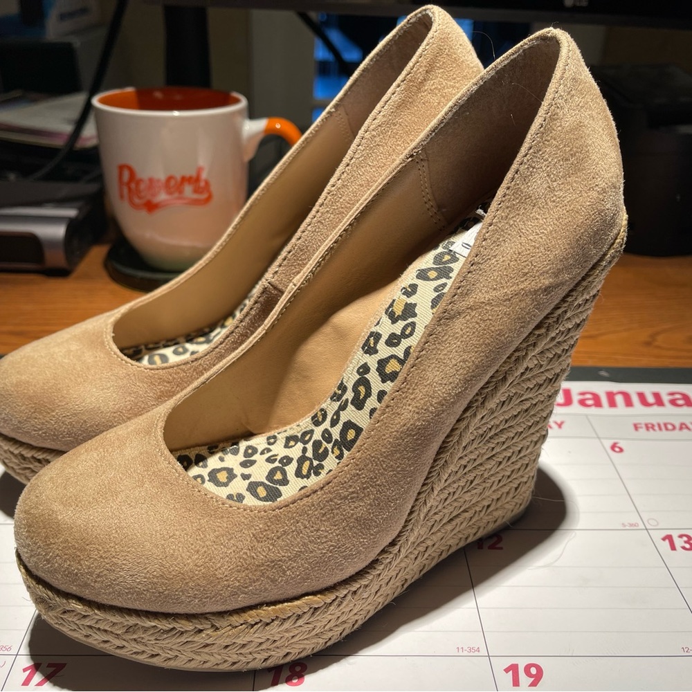 'Delicious' brand 7.5 espadrille wedge ..